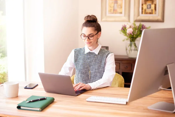 Tiro Mujer Negocios Sonriente Sentada Detrás Computadora Portátil Mientras Trabajaba — Foto de Stock