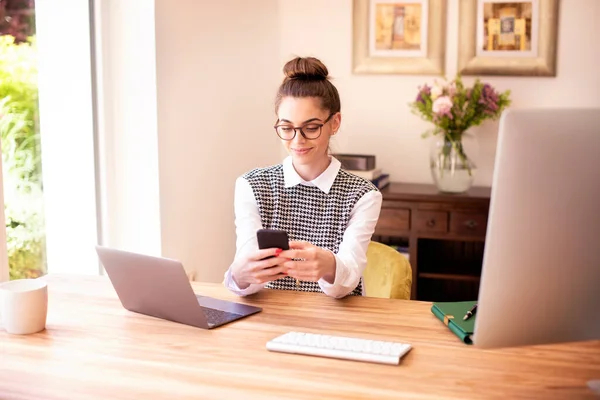 그녀가 책상에 노트북 동안아름다운 사무적 여성의 메시지를 초상화 사무실 — 스톡 사진