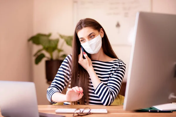 Fotografía Una Joven Mujer Negocios Que Usa Ropa Casual Mascarilla — Foto de Stock