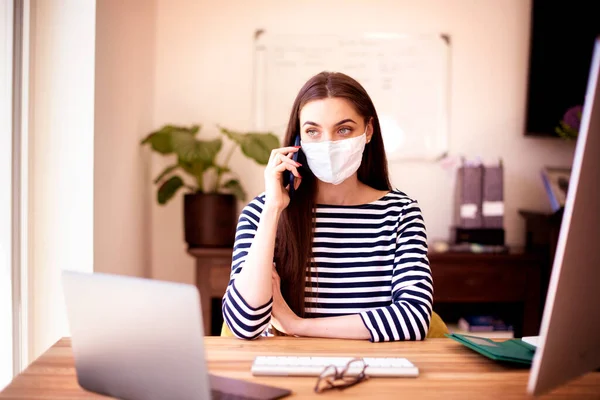 Tiro Jovem Empresária Vestindo Roupas Casuais Máscara Facial Enquanto Trabalhava — Fotografia de Stock