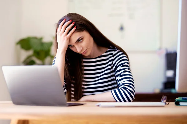 Retrato Una Joven Empresaria Desgastada Sentada Detrás Computadora Portátil Mientras — Foto de Stock