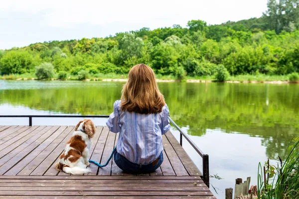 Bakifrån Bild Kvinna Bär Casual Kläder När Sitter Piren Bredvid — Stockfoto