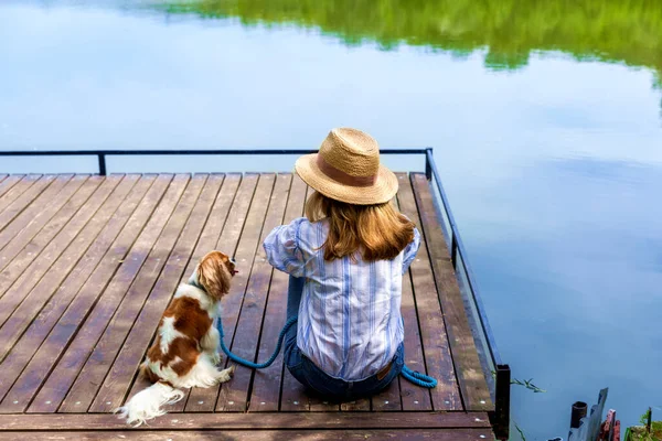 Arka Planda Köpek Yavrusunun Yanında Oturan Kadın Hasır Şapka Günlük — Stok fotoğraf