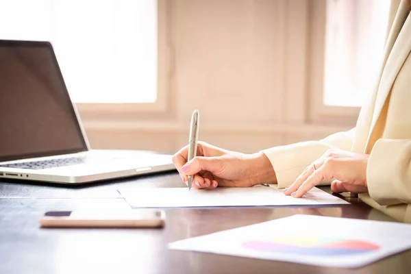 Närbild Bild Bild Affärskvinna Sitter Vid Skrivbordet Bakom Sin Bärbara — Stockfoto