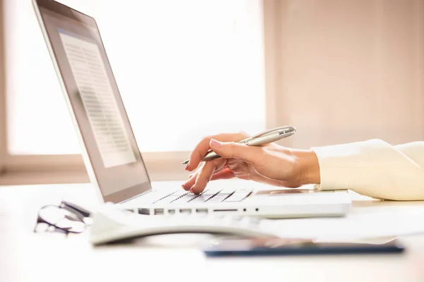 Primer Plano Mano Mujer Negocios Mientras Escribe Teclado Las Computadoras — Foto de Stock