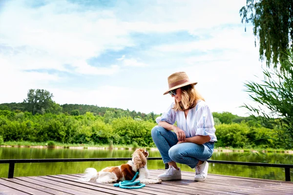 Plan Complet Une Femme Souriante Assise Sur Son Chiot Regardant — Photo