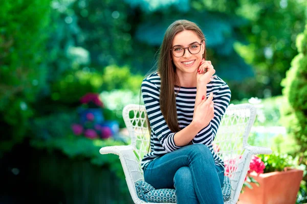 Retrato Tiro Atraente Jovem Mulher Vestindo Óculos Enquanto Sentado Jardim — Fotografia de Stock