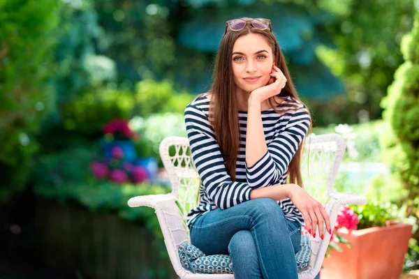 Portret Shot Van Aantrekkelijke Glimlachende Jonge Vrouw Zitten Tuin Ontspannen — Stockfoto