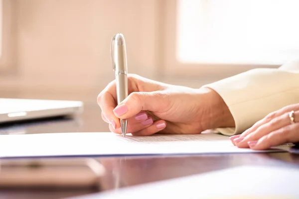 Primer Plano Mano Una Mujer Negocios Escribiendo Algo Con Pluma — Foto de Stock