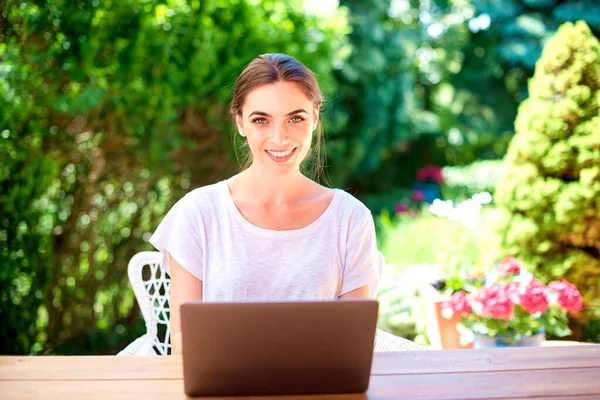 Prise Vue Jeune Femme Décontractée Assise Dans Jardin Utilisant Ordinateur — Photo