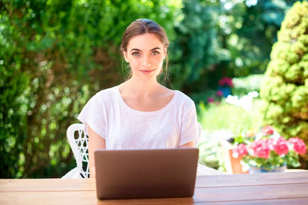 Shot Van Casual Jonge Vrouw Zitten Tuin Met Behulp Van — Stockfoto