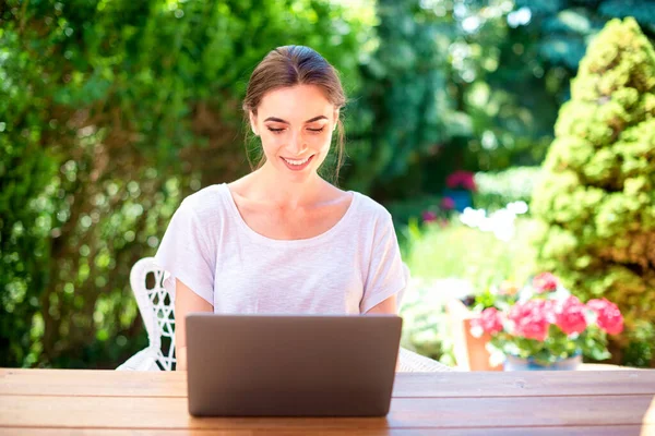 Tiro Mulher Jovem Casual Sentado Jardim Usando Laptop Enquanto Trabalhava — Fotografia de Stock