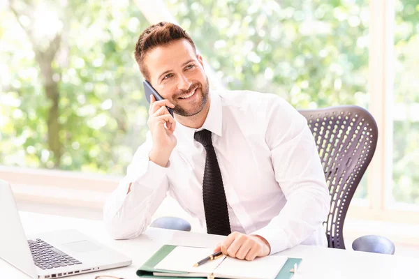 Foto Retrato Empresário Bonito Conversando Com Alguém Seu Telefone Celular — Fotografia de Stock