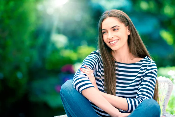 Retrato Tiro Atraente Jovem Mulher Vestindo Roupas Casuais Enquanto Relaxa — Fotografia de Stock