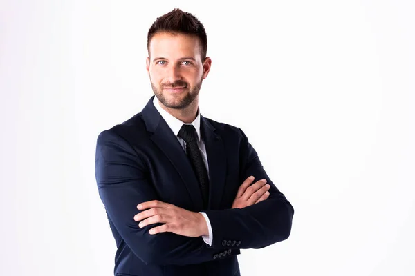 Retrato Joven Empresario Sonriente Vestido Traje Pie Con Los Brazos — Foto de Stock