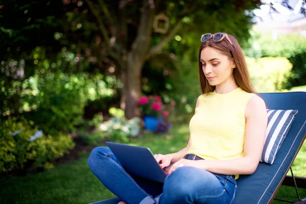 Fotografía Una Joven Sentada Asiento Turco Sobre Una Tumbona Jardín —  Fotos de Stock