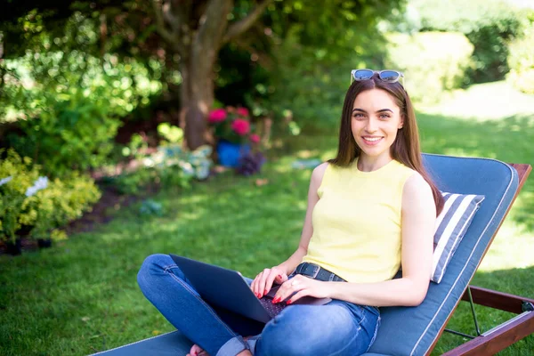 Fotografía Una Joven Sentada Asiento Turco Sobre Una Tumbona Jardín — Foto de Stock