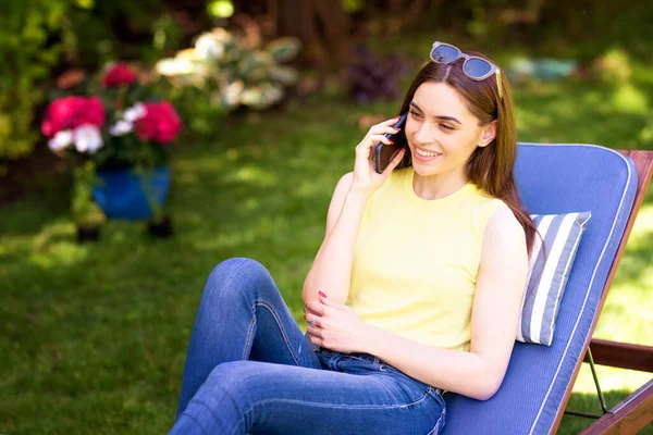 Tiro Feliz Jovem Mulher Relaxando Jardim Casa Tendo Uma Chamada — Fotografia de Stock