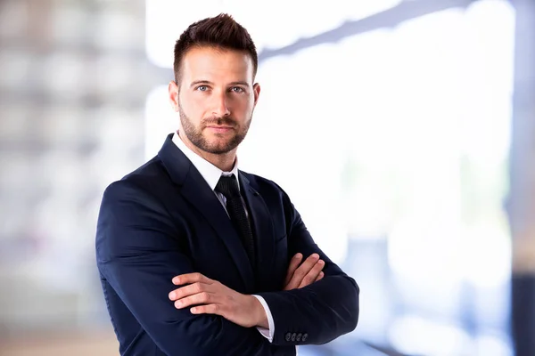 Retrato Hombre Negocios Guapo Pie Con Los Brazos Cruzados Oficina — Foto de Stock