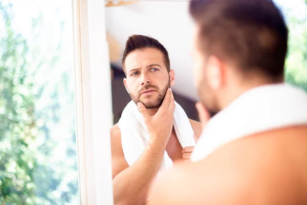 Närbild Stilig Ung Man Med Handduk Nacken Beundrande Tittar Hans — Stockfoto