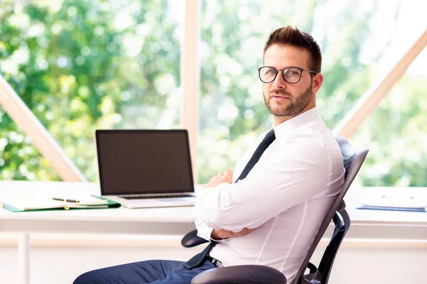 执行商人坐在写字台前工作时穿着衬衫打领带 — 图库照片