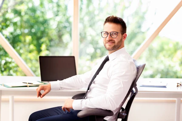 Empresário Executivo Vestindo Uma Camisa Gravata Enquanto Sentado Mesa Escritório — Fotografia de Stock