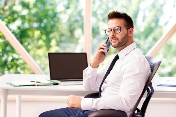 Tiro Pensar Hombre Negocios Sentado Escritorio Oficina Hablando Con Alguien — Foto de Stock