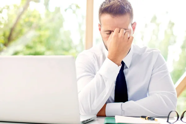 Stresli Bir Adamının Dizüstü Bilgisayarının Arkasında Başı Ağrırken Eli Alnında — Stok fotoğraf