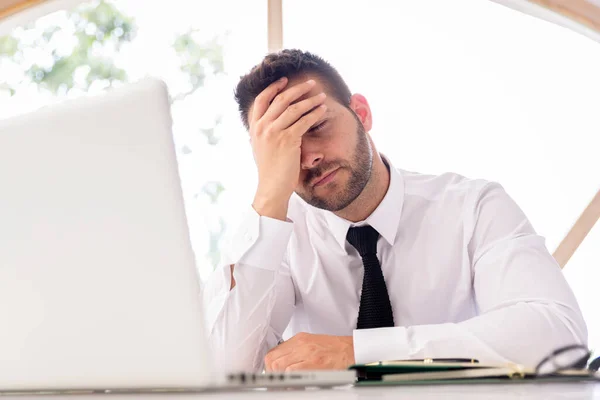 Recortado Tiro Empresario Estresado Con Mano Frente Sentado Detrás Computadora — Foto de Stock