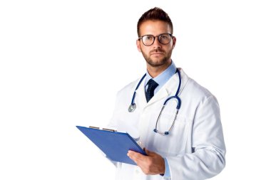 İzole edilmiş beyaz arka planda dururken elinde pano tutan gülümseyen erkek doktorun portresi. Boşluğu kopyala. 