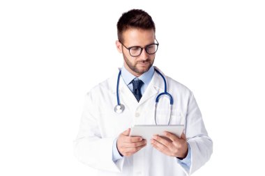 Erkek doktorun izole edilmiş beyaz arka planda dikilirken dijital tablo kullanırken çekilmiş portre fotoğrafı. Boşluğu kopyala.