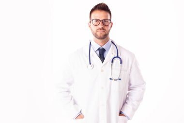 Boynunda steteskopla beyaz arka planda duran erkek doktorun portresi. Boşluğu kopyala.