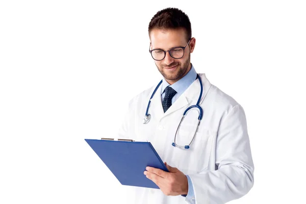 Retrato Tiro Sorrir Médico Masculino Segurando Prancheta Sua Mão Enquanto — Fotografia de Stock