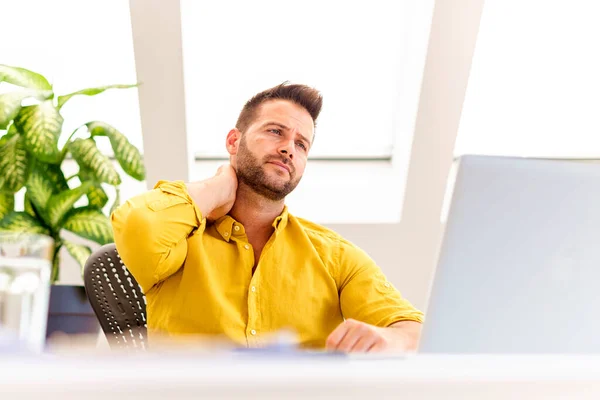 Tiro Homem Negócios Experimentando Estresse Durante Sentado Atrás Seu Laptop — Fotografia de Stock