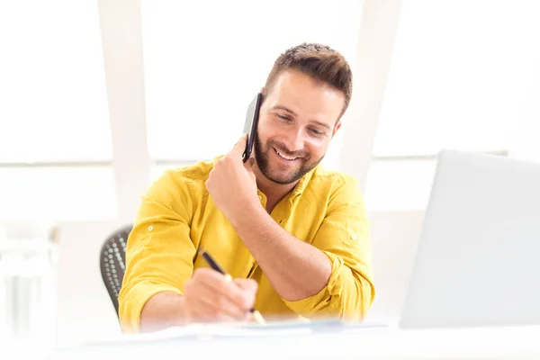 Shot Van Gelukkige Zakenman Het Maken Van Een Telefoontje Het — Stockfoto