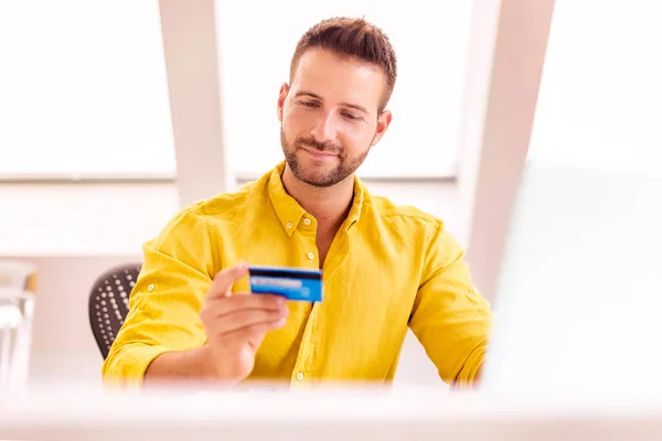 Mann Hält Kreditkarte Der Hand Und Macht Online Banking Schreibtisch — Stockfoto