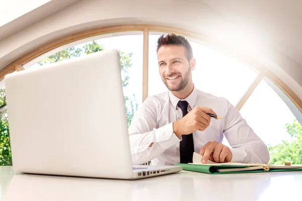 Aufnahme Eines Glücklichen Geschäftsmannes Der Hinter Seinem Laptop Sitzt Und — Stockfoto