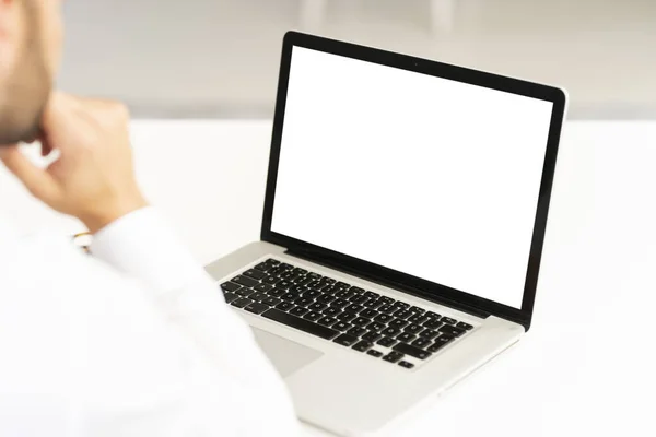 Rückansicht Eines Geschäftsmannes Mit Notizbuch Seinem Schreibtisch Einem Büro Weißer — Stockfoto