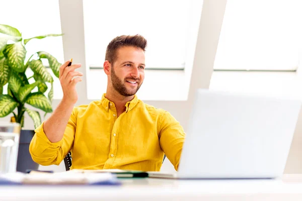 Съемка Счастливого Бизнесмена Сидящего Своим Ноутбуком Обсуждающего Онлайн Встречи Видеозвонке — стоковое фото