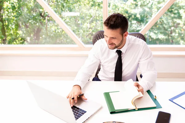Высокоуровневый Снимок Бизнесмена Сидящего Рабочим Столом Ноутбуком Делающего Бумажную Работу — стоковое фото