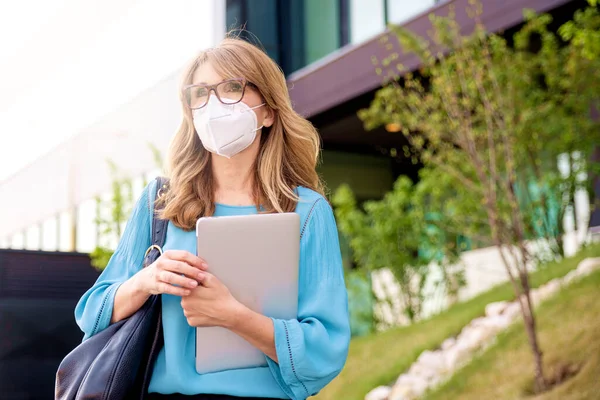 Close Shot Middle Aged Businesswoman Wearing Face Mask Street While — Stock Photo, Image