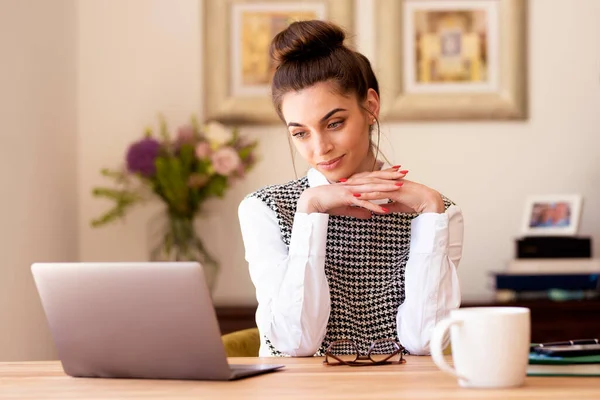 ノートパソコンの後ろに座ってビデオ会議をしながら働く女性の思考のショット 内務省 — ストック写真