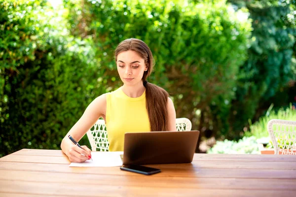 Fotografía Una Hermosa Joven Sentada Escritorio Balcón Escribiendo Algo — Foto de Stock