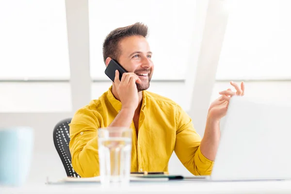 Egy Boldog Üzletember Telefonált Miközben Laptopja Mögött Ült Otthonról Dolgozott — Stock Fotó