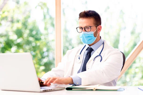 Retrato Médico Masculino Usando Máscara Facial Trabalhando Laptop — Fotografia de Stock
