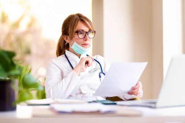 Inyección Médico Femenino Desgastado Que Usa Mascarilla Facial Para Prevención — Foto de Stock