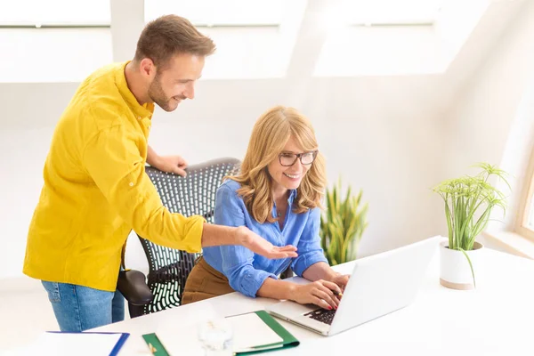 Erschossene Geschäftsfrau Mittleren Alters Die Laptop Arbeitet Während Ihr Kollege — Stockfoto