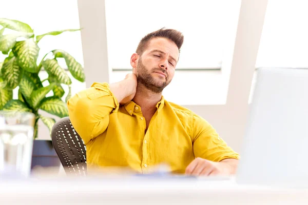 Dizüstü Bilgisayarının Arkasında Otururken Stres Yaşayan Baş Ağrısı Çeken Bir — Stok fotoğraf