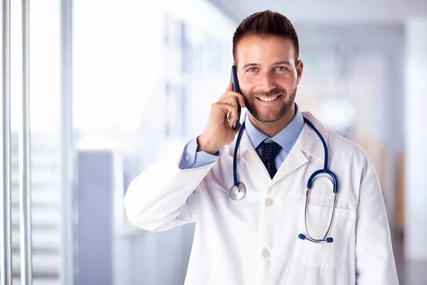 Aufnahme Eines Glücklichen Männlichen Arztes Der Telefoniert Und Spricht — Stockfoto