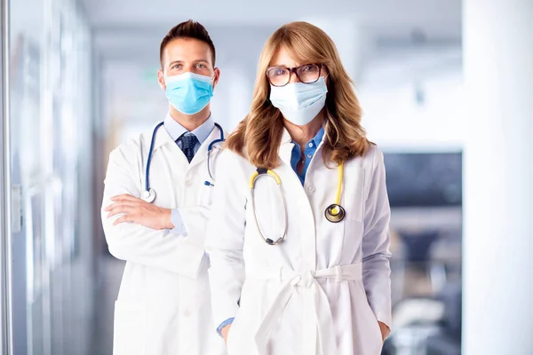 Girato Medici Sesso Femminile Maschile Piedi Insieme Mentre Guardando Fotocamera — Foto Stock